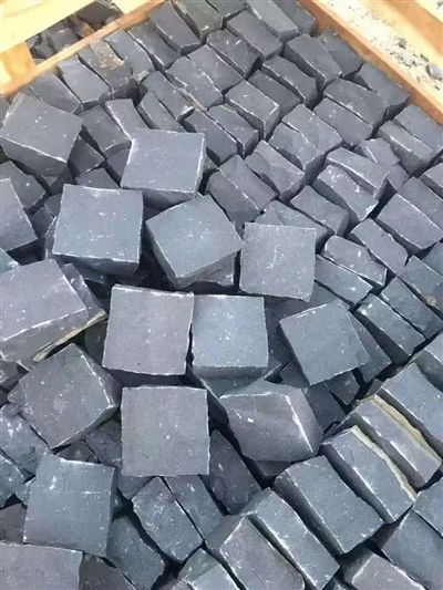Commerciële buitenruimtes met basaltbestrating