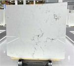 Productie van witte marmeren tegels op maat